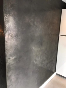 aquafill-blauwstaal-manganese-with-black-patina-wall-4-768x1024.jpeg