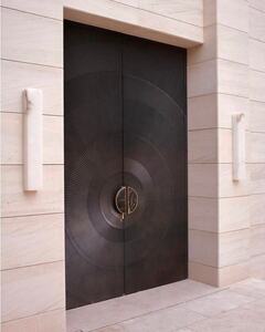 entrance-door-in-doha.-bronze-finish-with-@verometal_international-by-mfinish.architect-@ndarchitek@mform.be_.bronzedecor-brons-bronze-entrancedoor-entrancedoors-frontdoor-veromet.jpg